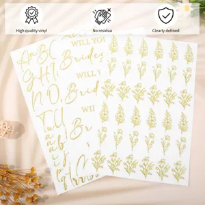 Detailansicht goldener Hochzeitsaufkleber mit eleganten Blumen- und Alphabetmotiven.