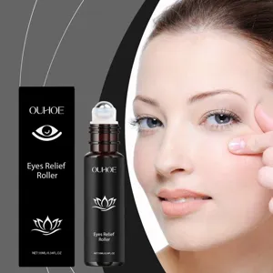 Vue détaillée du flacon roll-on pour les yeux avec applicateur à bille métallique.
