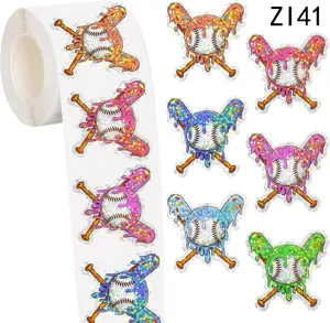 Detalle de pegatinas de béisbol holográficas con diseño colorido en un rollo