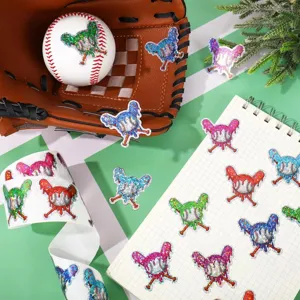 Detalle macro de pegatinas de béisbol holográficas con diseño de goteo en un cuaderno