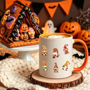 Gros plan d'un mug blanc décoré d'autocollants de gnomes d'automne sur un socle en bois.