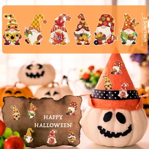 Détail d'autocollants de gnomes d'automne sur une citrouille et papier d'Halloween