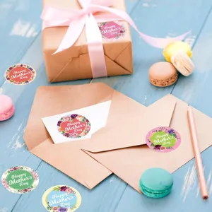 Vue détaillée d'autocollants circulaires floraux fête des mères sur boîtes et enveloppes