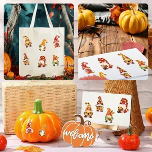 Gros plan d'autocollants de gnomes d'automne décoratifs sur divers supports d'automne
