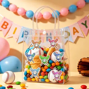 Primer plano de pegatinas de béisbol holográficas brillantes en una bolsa de regalo clara.
