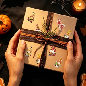 Autocollants de gnomes d'automne sur une boîte cadeau pour une décoration saisonnière