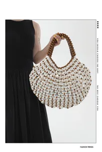 Vue détaillée du sac de plage fait main en perles de bois avec doublure blanche