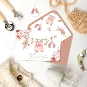 Detail einer Boho-Dankeskarte mit Blumen, Regenbogen und Hasen-Illustrationen
