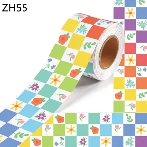 Detailansicht einer bunten, karierten Blumen-Stickerrolle für die Pinnwand-Dekoration