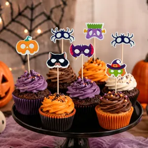 Glitzernde Halloween-Masken Cupcake-Topper auf festlichen lila und orangefarbenen Torten