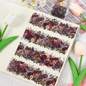 Detailansicht von PET-Aufklebern mit lila Rosen für Scrapbooking-Dekoration