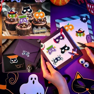 Detailansicht von Halloween-Glitzer-Maskenaufklebern auf Cupcakes und Umschlägen
