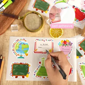 Vista detallada de pegatinas decorativas para profesores con espacios para nombres escritos