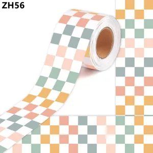Detail der selbstklebenden Stickerrolle mit Schachbrettmuster für Pinnwände