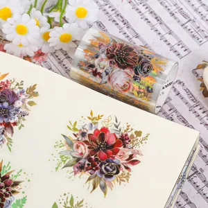 Detail einer PET-Stickerrolle mit Blumenmuster auf einem Notizbuchhintergrund