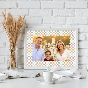 Detail eines bunten Schachbrett-Aufklebers für einen Familienfotorahmen.
