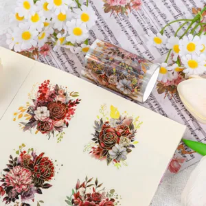 Nahaufnahme von Vintage-Blumen-PET-Aufklebern auf einer Scrapbook-Seite mit Goldakzenten