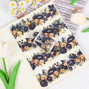 Makro-Detail von Vintage-PET-Aufkleberband mit Blumenmuster für Bullet-Journaling.