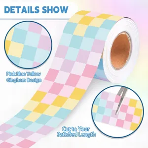 Detailansicht der rosa, blauen und gelben Gingham-Muster Klebebordüren-Aufkleberrolle