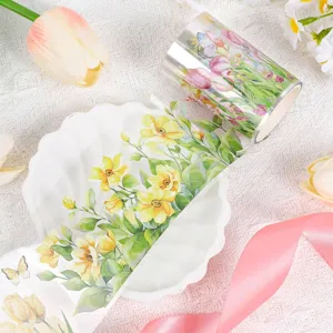Nahaufnahme von Blumen-PET-Washi-Tape mit gelben und rosa Blütenmustern für Tagebücher.