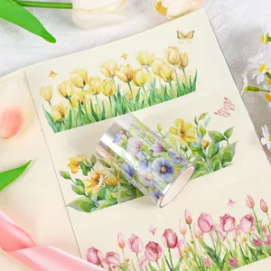 Nahaufnahme einer PET-Stickerrolle mit Aquarell-Tulpenmustern für Scrapbooking-Projekte.
