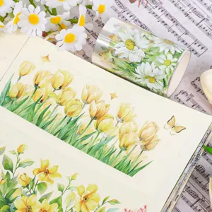 Nahaufnahme von floralem PET-Klebeband auf einer schön dekorierten Seite in einem Scrapbook