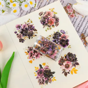 Nahaufnahme von PET-Blumenaufkleberband mit eleganten Goldfolienakzenten auf einem Notizbuch