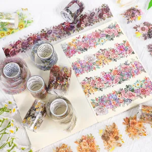 Detailaufnahme von bunten floralen PET-Washi-Tapes für dekoratives Scrapbooking.