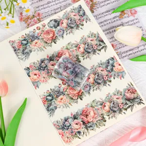 Detailansicht eines vintage floralen PET-Klebebands auf einer Notizbuchseite aufgebracht