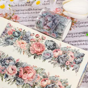 Nahaufnahme von vintage PET-Deko-Klebeband mit Blumenmustern für das Scrapbooking.