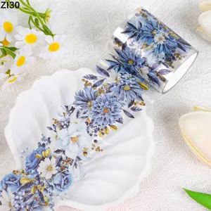 Nahaufnahme makro-detail lebendiger blauer floraler PET-aufkleber für scrapbooking