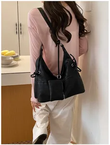 Bolso tote de cuero suave negro de diseño nicho, usado como bolso de hombro de estilo casual
