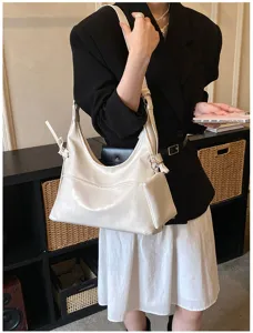 Bolso hobo minimalista de piel suave en blanco roto para el estilo diario femenino