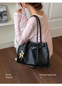 Schwarze gewebte Leder-Shopper-Tasche im modischen Lifestyle-Streetstyle-Look.