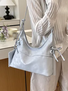 Bolso hobo de cuero suave azul claro con lazos usado como bolso de hombro