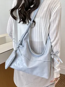 Bolso tote de cuero suave azul claro con detalle de lazo y estuche a juego para mujer