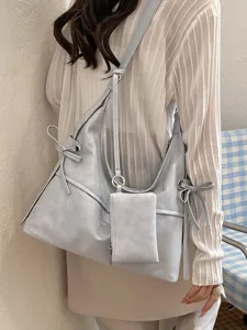 Bolso hobo de cuero suave azul claro con detalles de cinta y estuche con cremallera a juego