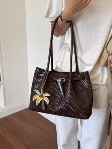 Koreanischer Stil Webstruktur PU Leder Tragetasche Große Kapazität Pendler Schultertasche Mit Palmen Anhänger Für Damen