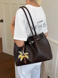 Elegante dunkelbraune gewebte Leder-Tragetasche mit einem Palmen-Charme-Accessoire