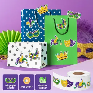 Κοντινό πλάνο ολογραφικών αυτοκόλλητων Mardi Gras με μάσκες και κορώνες σε πολύχρωμες τσάντες.