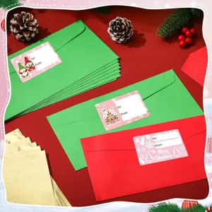 Detailweergave van roze kerstcadeaulabels met Merry Christmas-tekst op enveloppen