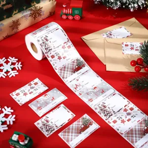 Detailopname van kerstcadeaulabels op rol met to- en from-velden voor alle cadeaus.
