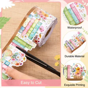 Detailopname van vintage stickers met bloemen en boeken die met een schaar geknipt