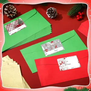 Gedetailleerd overzicht van kerststickers op enveloppen met feestelijke kerstwensen