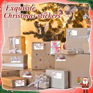 Detailopname van feestelijke kerstcadeau-etiketten op ingepakte cadeaus onder de boom