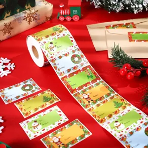Kerstcadeau stickers op rol met sneeuwpop en kerstman patronen voor enveloppen en geschenken.