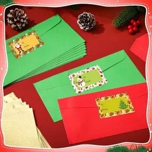 Kerstcadeaulabels met Kerstman en sneeuwpop patronen aangebracht op feestelijke enveloppen