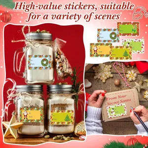 Feestelijke decoratieve kerststickers op glazen potten en kraft geschenkdozen
