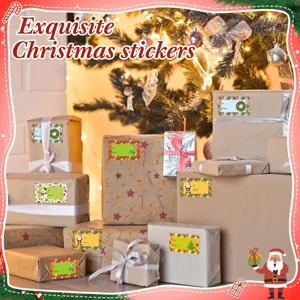 Prachtige kerstcadeau stickers aangebracht op bruine papieren dozen onder de boom