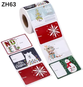 Gedetailleerde weergave van een rol kerstcadeaustickers met diverse feestelijke ontwerpen.